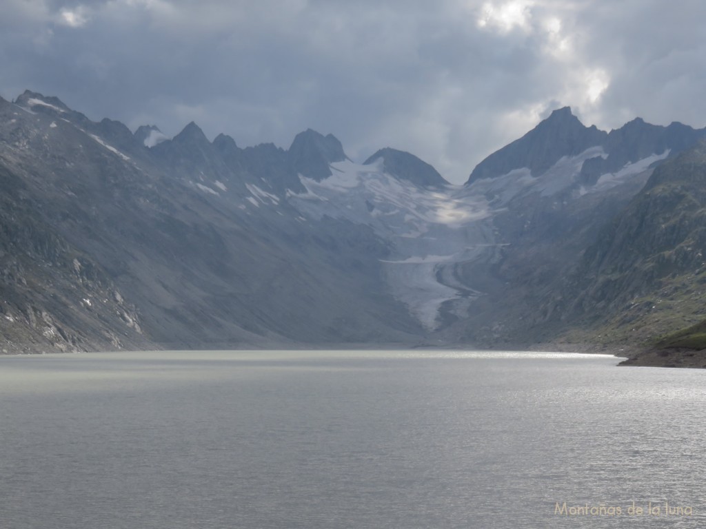 Lago Oberaar con el Glaciar Oberaar, collado Oberaarjoch y pico Oberaarhorn al fondo